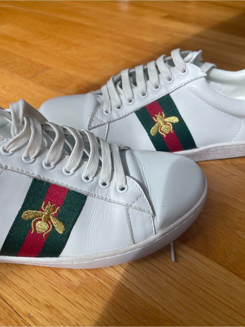 Women’s White Leather Low-Top Sneakers w/ Green and Red Stripe w/embroidered bee - Picture 7 of 8